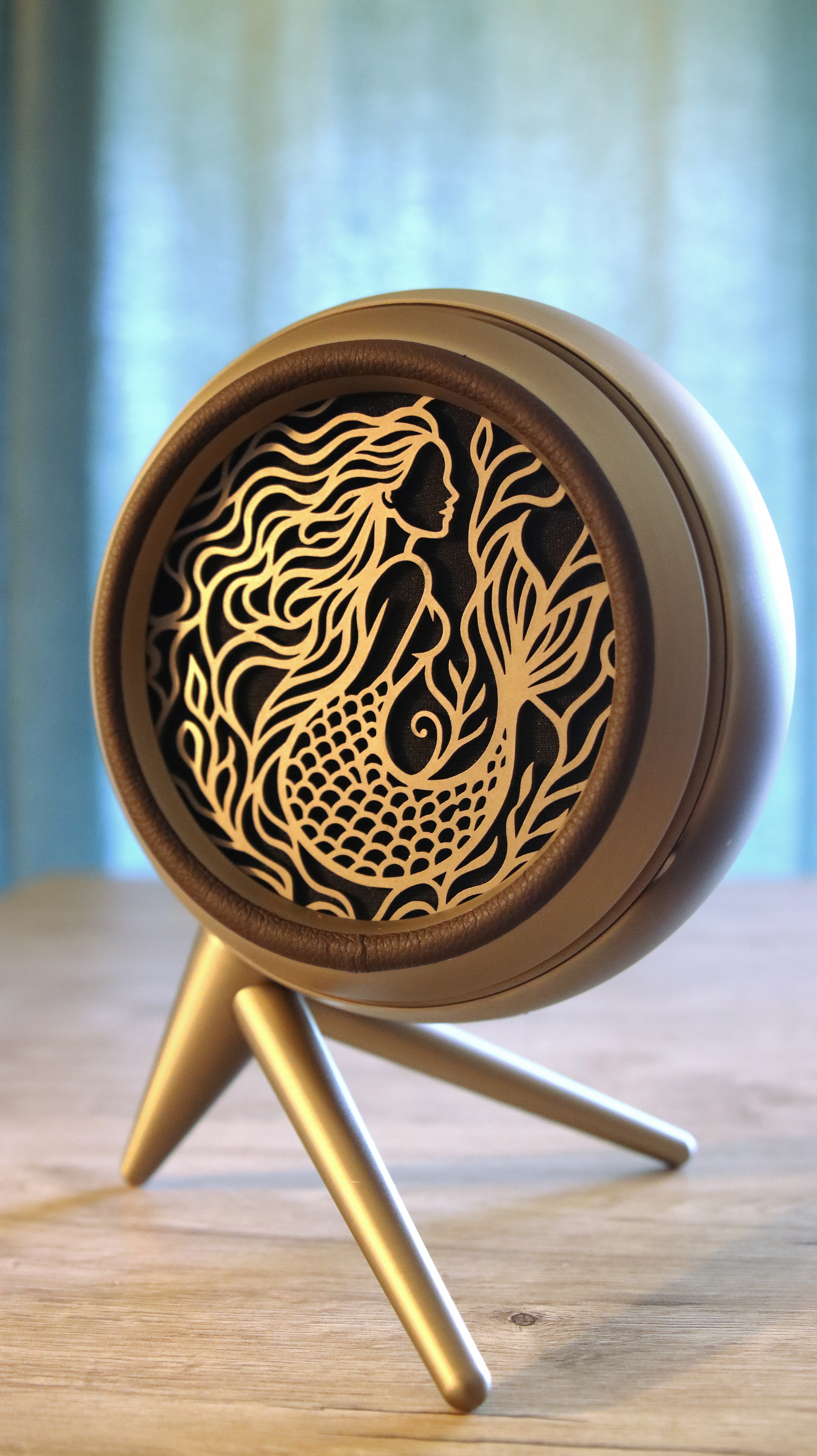 Enceinte sculpturale Calypso RST-100 en Champagne Brossé